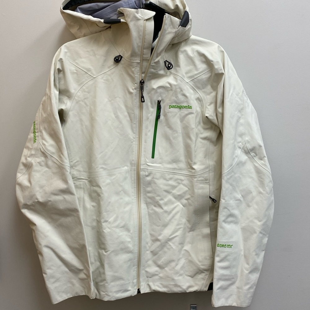 NWOT Patagonia Gore-Tex jacket. Retail $475 Women’s medium.